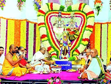    అశ్వవాహనంపై ఆది దంపతులు