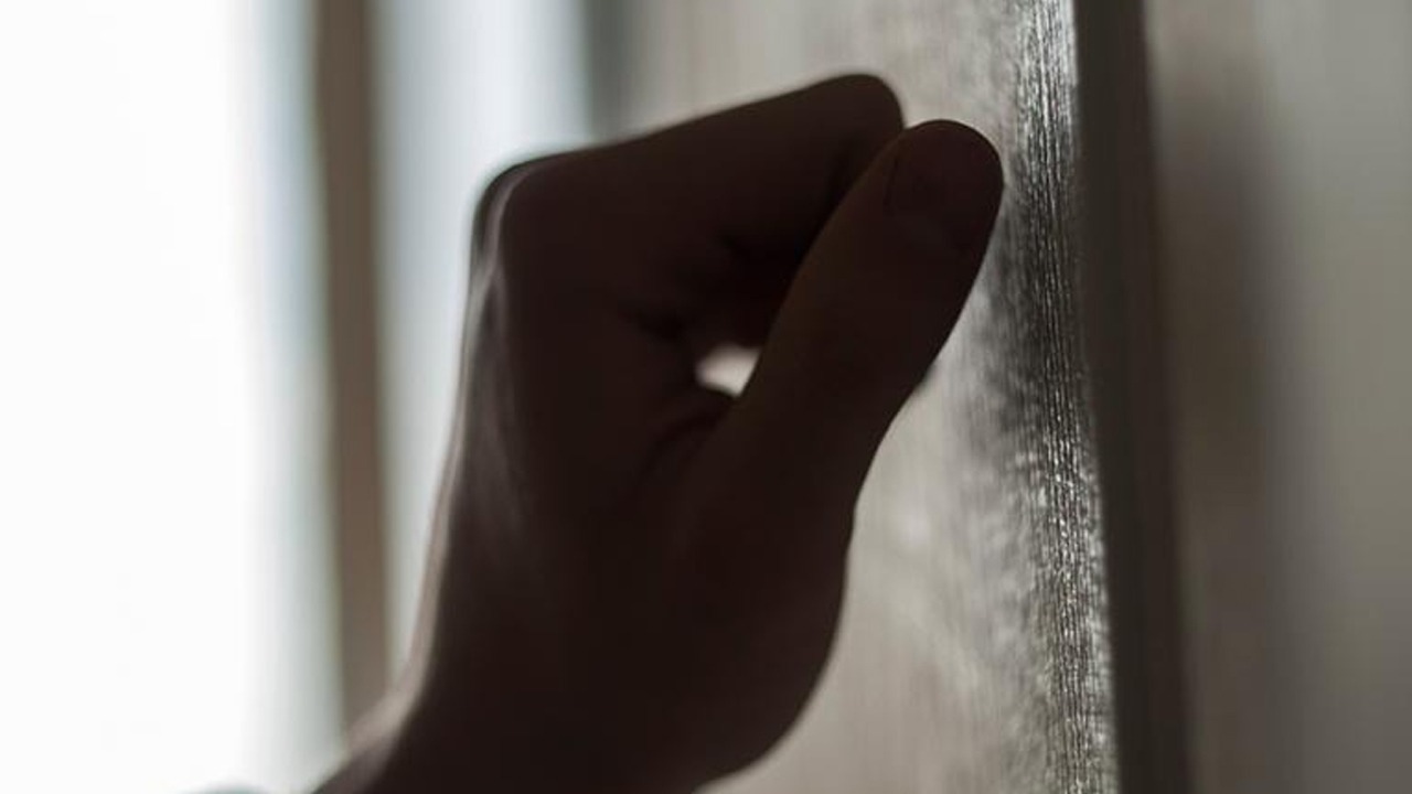 రాత్రి 2గంటల సమయంలో ఇంటి తలుపు కొడుతున్న శబ్దం.. తలుపుతీసిన భర్తకు ఏం జరిగిందంటే.. 