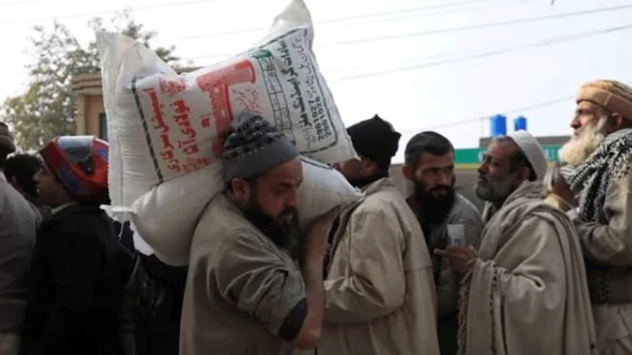 Pakistan food crisis : గోధుమ పిండి కోసం అల్లాడుతున్న జనం... లారీ వెంట పరుగులు...