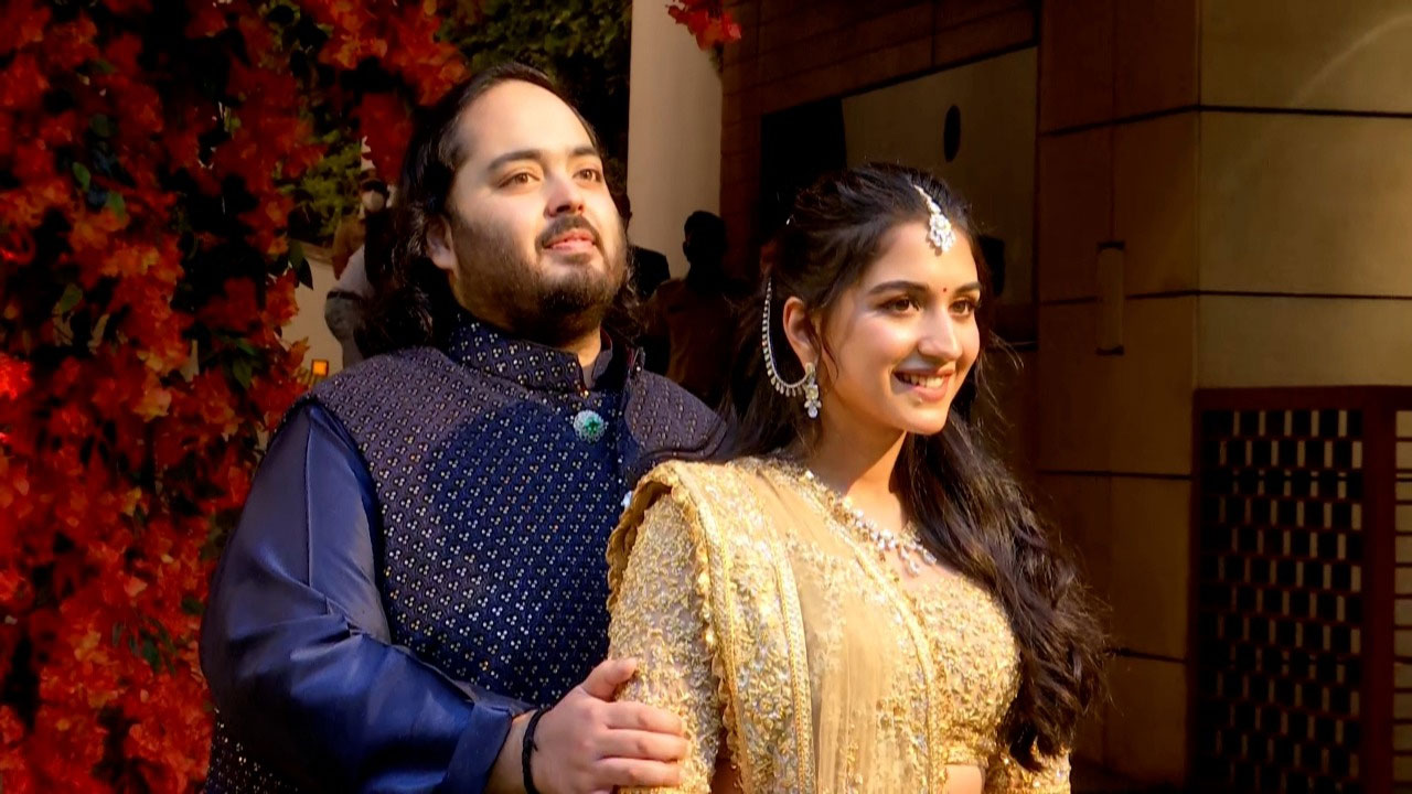 Anant Ambani: వైభవంగా అనంత్ అంబానీ-రాధికా మర్చంట్ నిశ్చితార్థం