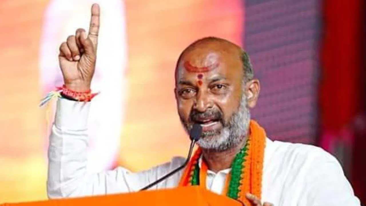 Bandi Sanjay: హిందూ దేవుళ్ళను కించపర్చే విధంగా మాట్లాడితే ఉరికించి కొడుతాం..