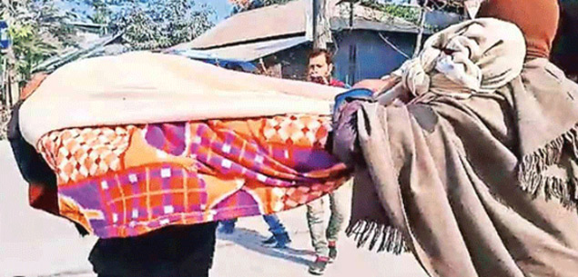 Man carries Mother corpse: తల్లి శవాన్ని దుప్పట్లో చుట్టి 40 కిలోమీటర్లు జర్నీ.. కారణం తెలిస్తే  కంటతడే..!