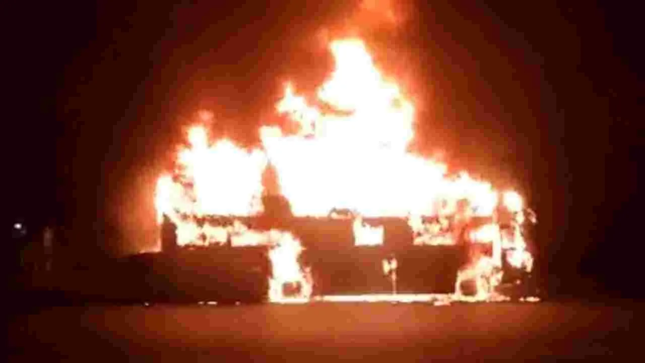 మెదక్ జిల్లాలో అగ్ని ప్రమాదం.. ట్రావెల్స్ బస్సు దగ్ధం