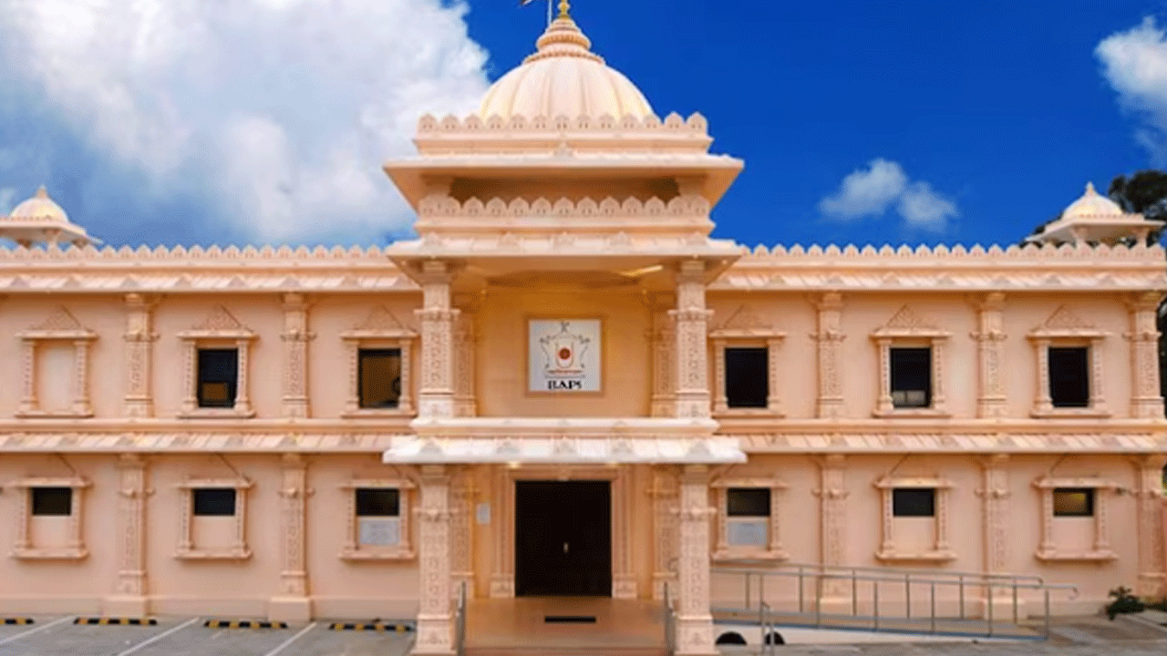 Hindu Temple : హిందూ దేవాలయంపై భారత్ వ్యతిరేక నినాదాలు