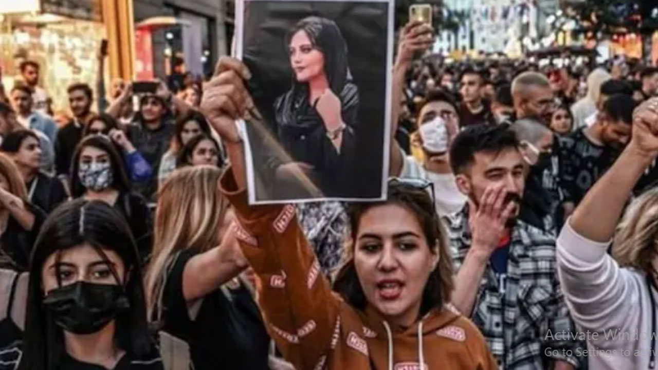 Iran anti hijab protests : 100 మందికి మరణ శిక్ష?