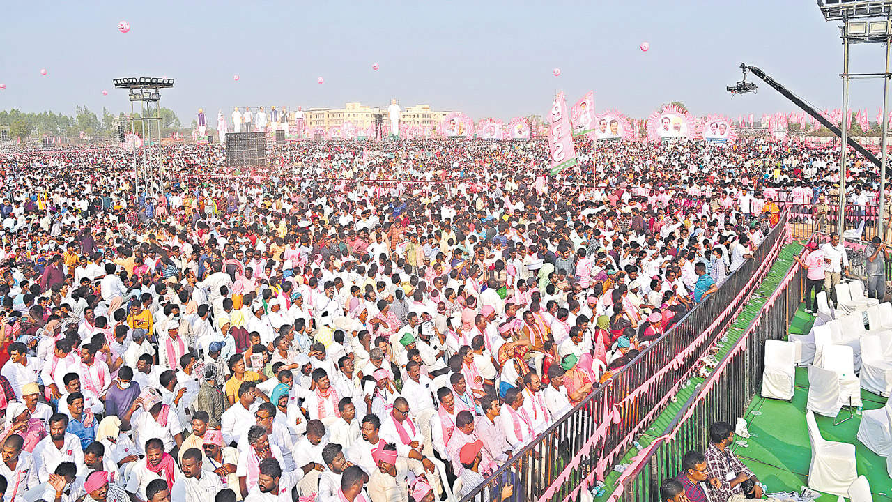 BRS Meeting:సభ జరుగుతుండగానే వాహనాలు వెనక్కి!