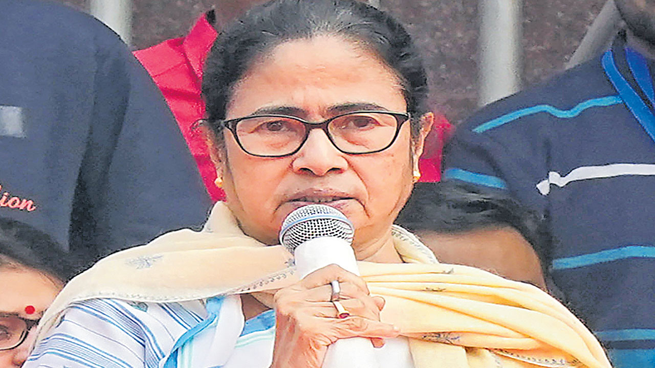 Mamata Banerjee: జై శ్రీరాం నినాదాలు.. మమత అలక