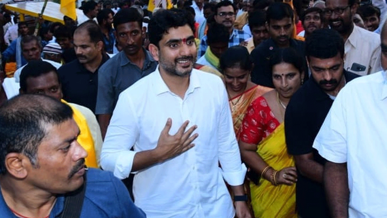 Lokesh Padayatra: కర్ణాటకలో డీజిల్ కొట్టించిన లోకేష్... రేట్ల తేడాపై ప్రజలకు వివరణ