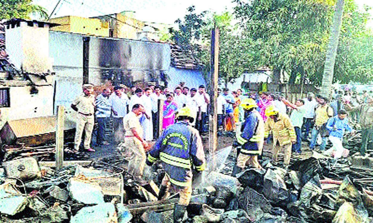 బాణసంచా గోదాములో అగ్ని ప్రమాదం