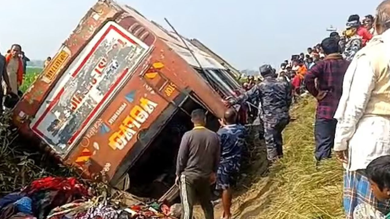 Bus Overturns: నేపాల్ నుంచి యాత్రికులతో వస్తూ బోల్తాపడిన బస్సు.. 60 మందికి గాయాలు