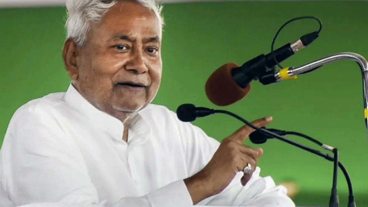 Bihar CM : నితీశ్ కుమార్ కాన్వాయ్ కోసం నిలిచిపోయిన రైళ్లు