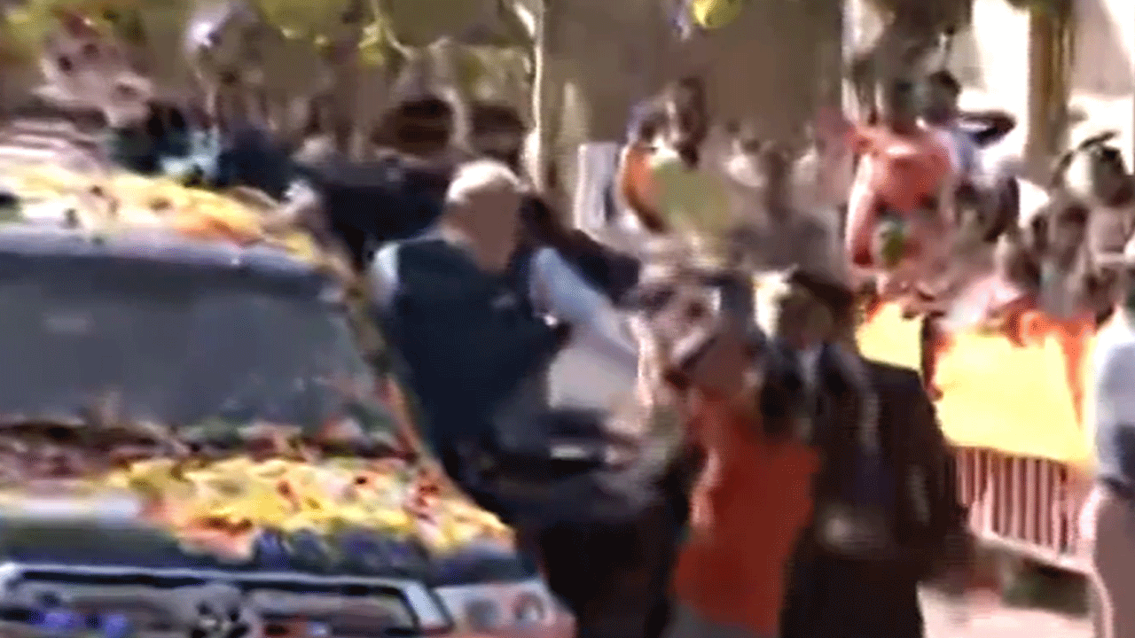 Narendra Modi : మోదీ రోడ్‌షోలో భద్రతా వైఫల్యం