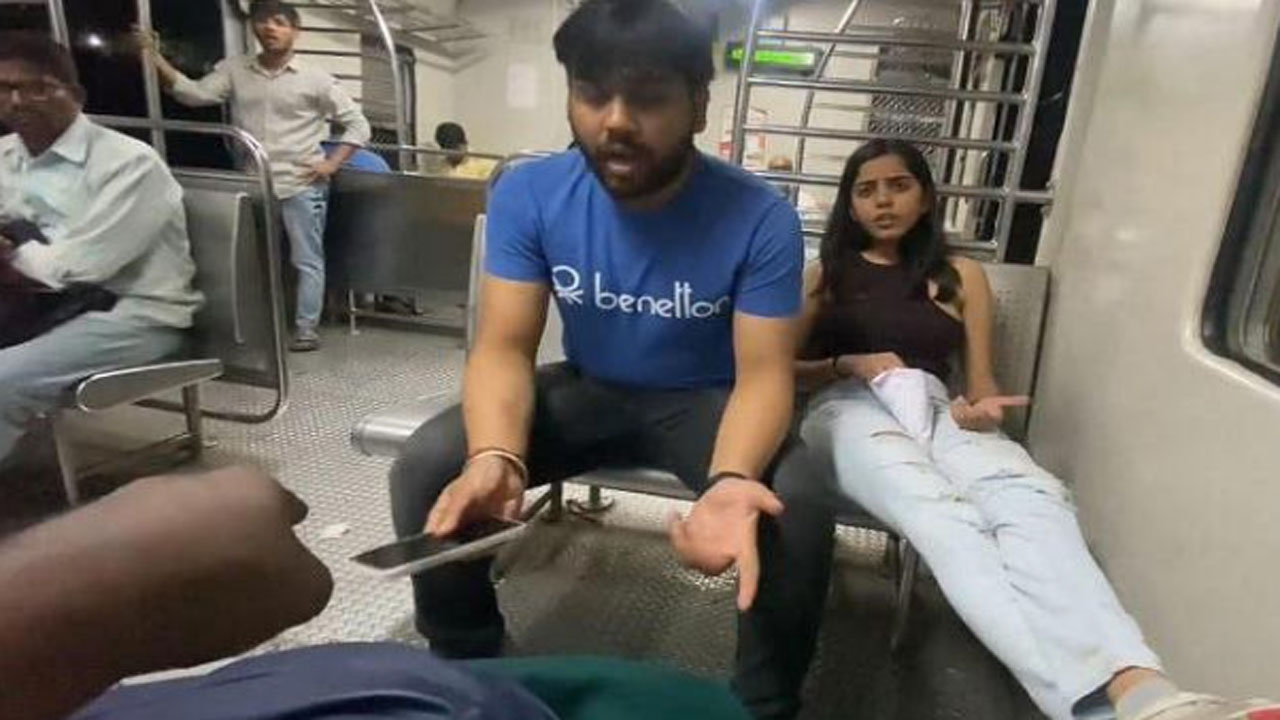 Viral Video: ట్రైన్‌లో యువతి రౌడీయిజం.. యువకుడిని ఎలా బెదిరిస్తోందో చూశారా?.. వీడియో వైరల్! 