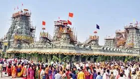 యాదగిరిగుట్టలో భక్తుల సందడి.. లక్ష్మీనరసింహ స్వామి దర్శనానికి పోటెత్తిన జనం