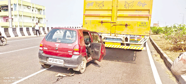 లారీని ఢీకొన్న కారు.. ముగ్గురికి గాయాలు | A car collided with a lorry ...