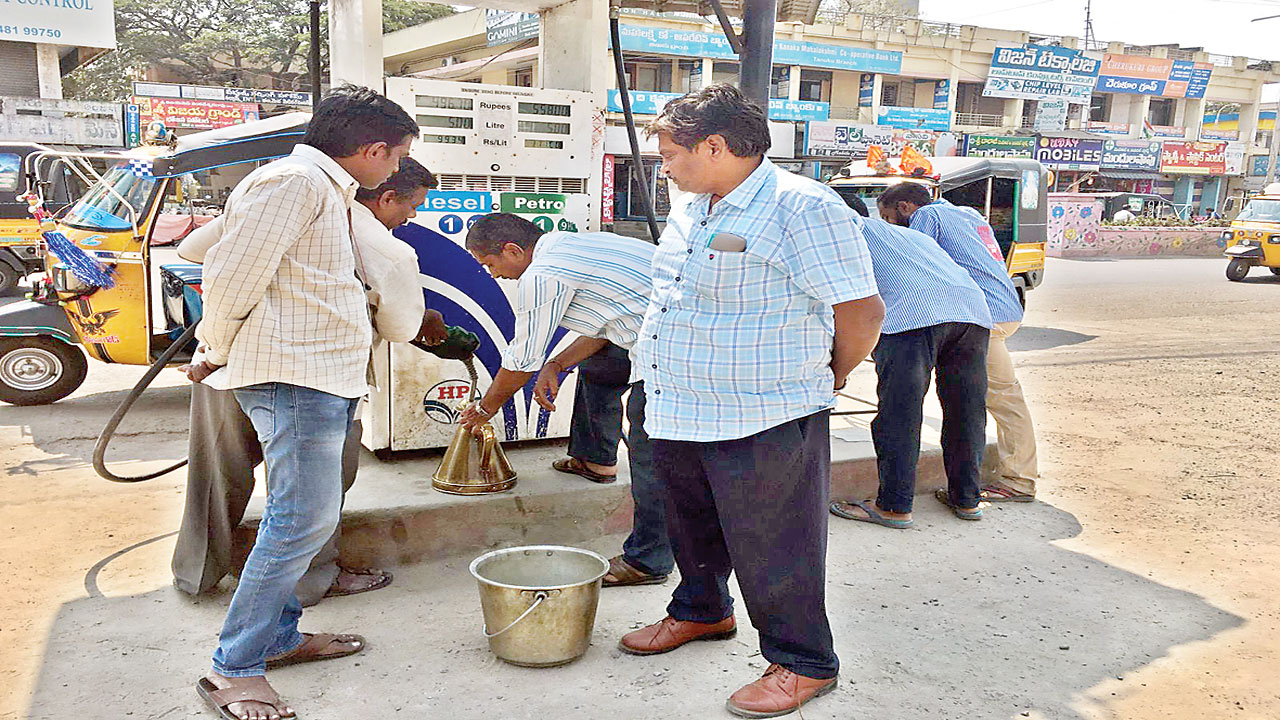 పెట్రోల్‌ బంకులో తనిఖీలు