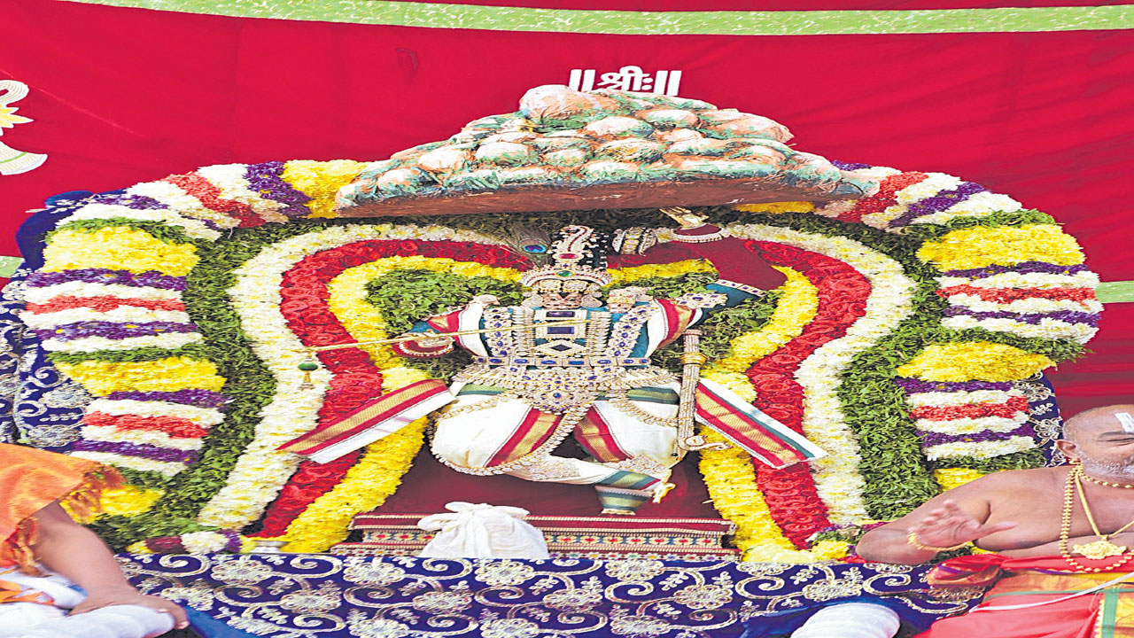 గోవర్ధన గిరిధారిగా లక్ష్మీనారసింహుడు