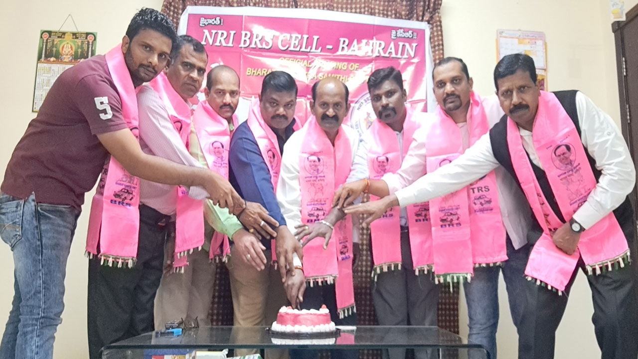 #HappyBirthdayKCR: బహ్రెయిన్‌లో ఘనంగా సీఎం కేసీఆర్ జన్మదిన వేడుకలు