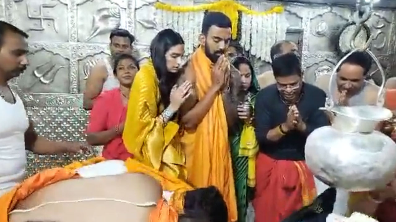 KL Rahul Viral Video: మూడో టెస్టుకు ముందు భార్యతో కలిసి ఆలయానికి కేఎల్ రాహుల్