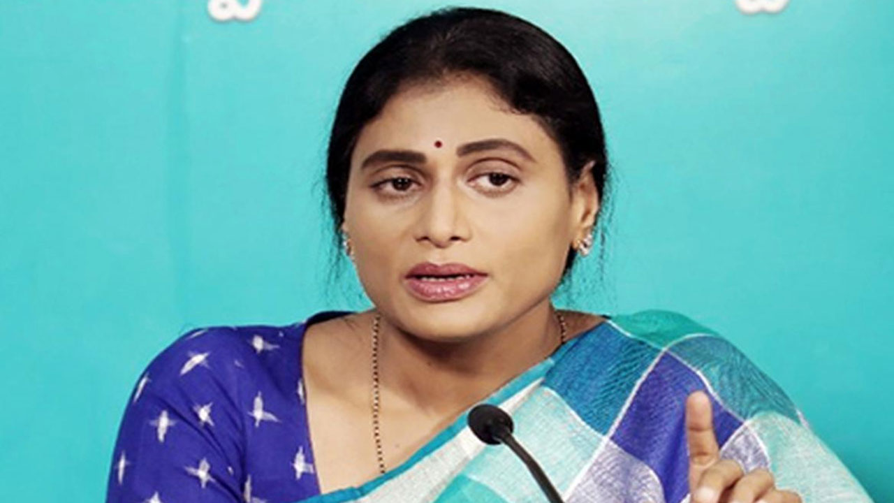 YSRTP Chief: స్వాతంత్ర్య దినోత్సవ వేడుకల్లో కేంద్ర, రాష్ట్ర ప్రభుత్వాలను ఏకిపారేసిన షర్మిల