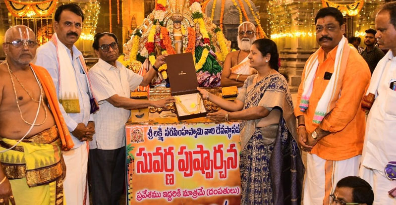 Yadagirigutta: యాదగిరీశుడికి బంగారు హారం సమర్పించిన నిజాం వారసులు