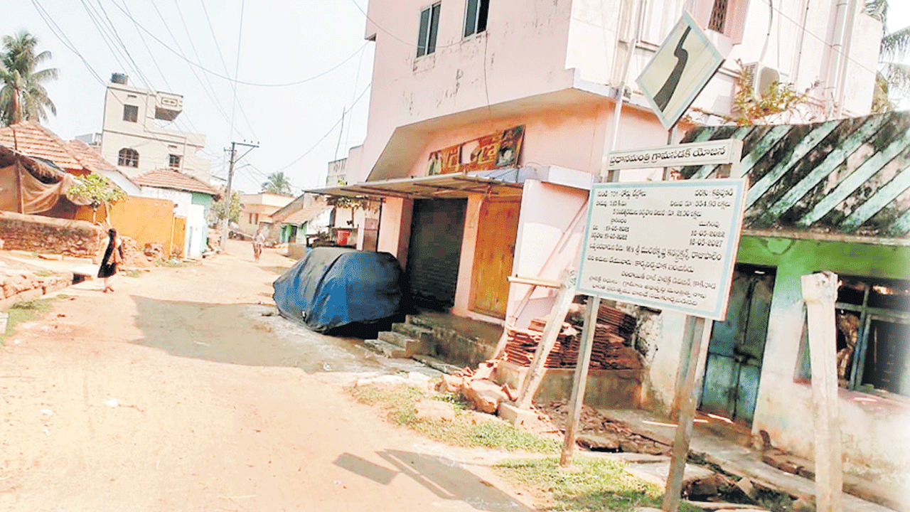 పీఎం సడక్‌ నిధులు..  మళ్లించేశారు