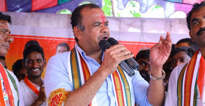 Komati Reddy Venkata Reddy: కోమటిరెడ్డి వెంకటరెడ్డిపై చెప్పు విసిరిన బీఆర్‌ఎస్‌ కార్యకర్త