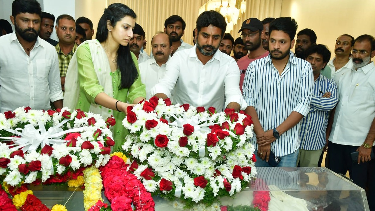 తారకరత్న భౌతికకాయానికి నారా చంద్రబాబు కుటుంబ సభ్యుల శ్రద్ధాంజలి