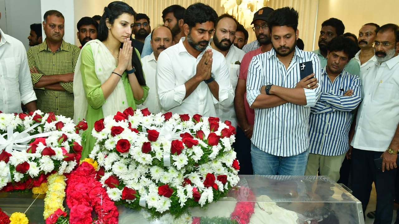 తారకరత్న భౌతికకాయానికి నారా చంద్రబాబు కుటుంబ సభ్యుల శ్రద్ధాంజలి