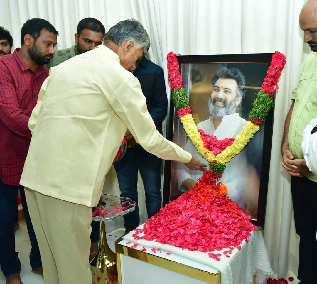 తారకరత్న భౌతికకాయానికి నారా చంద్రబాబు కుటుంబ సభ్యుల శ్రద్ధాంజలి