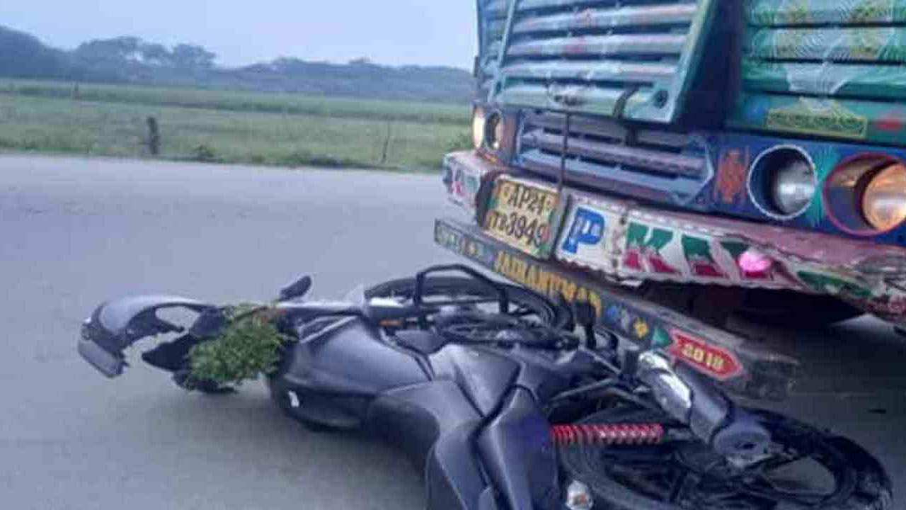 Accident: బైక్ చోరీ చేసి వెళ్తూ.. లారీని ఢీకొని అంతలోనే...