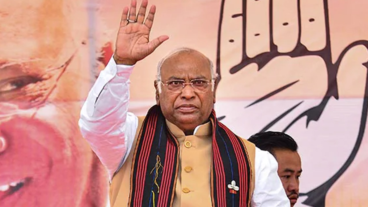 Mallikarjun Kharge: అదానీకి ప్రజల సొమ్ము దోచిపెట్టారు... మోదీపై విరుచుకుపడిన ఖర్గే  