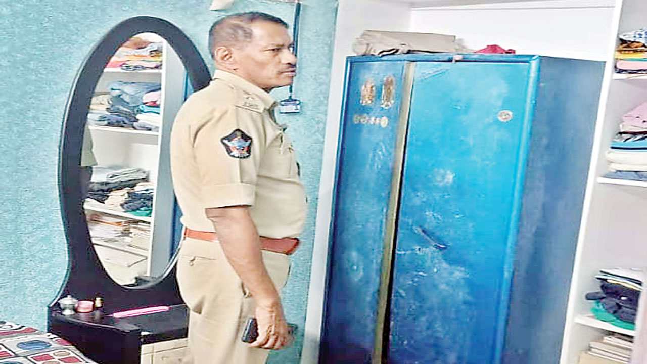 వైసీపీ కార్యకర్త ఇంట్లో చోరీ