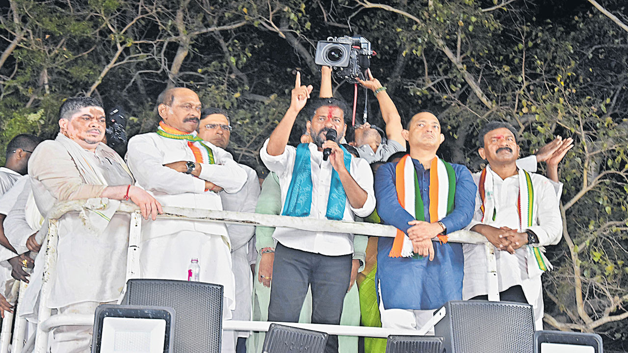 TPCC President Revanth Reddy : అదానీ, అంబానీతో కేసీఆర్‌ పోటీ