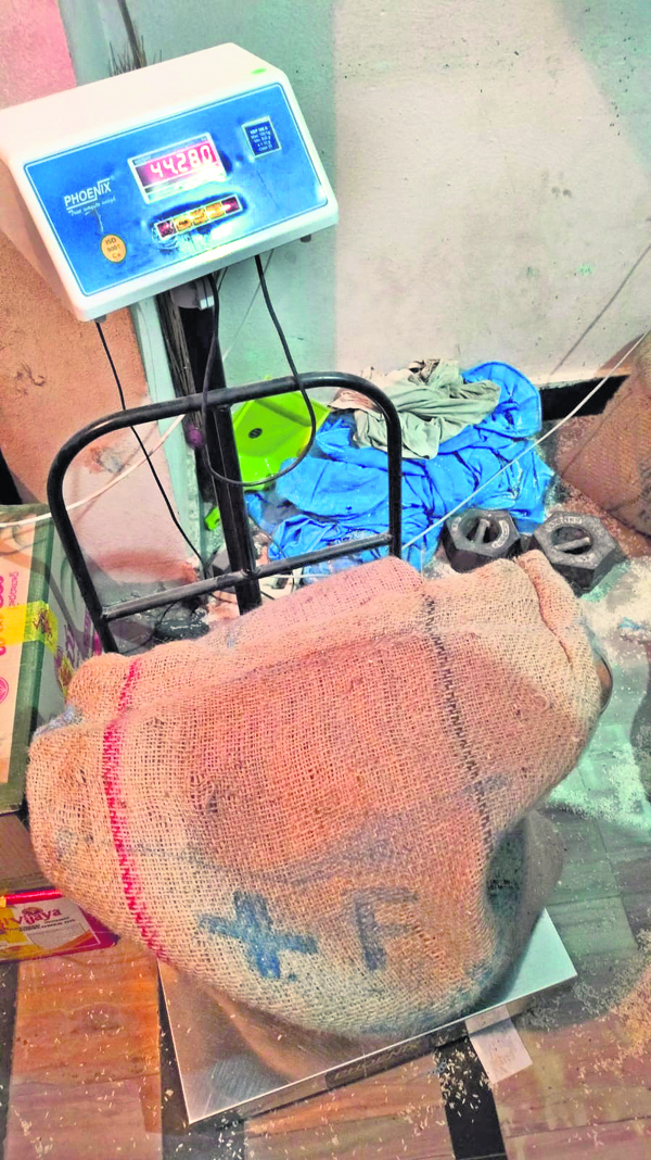 రేషన్‌ బియ్యం తూకాల్లో గోల్‌మాల్‌ | Golmaal in ration rice weights
