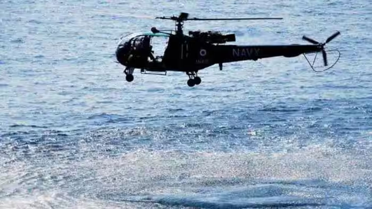 Indian Navy Helicopter: హెలికాప్టర్ ఎమర్జెన్సీ ల్యాండింగ్...సిబ్బంది సురక్షితం