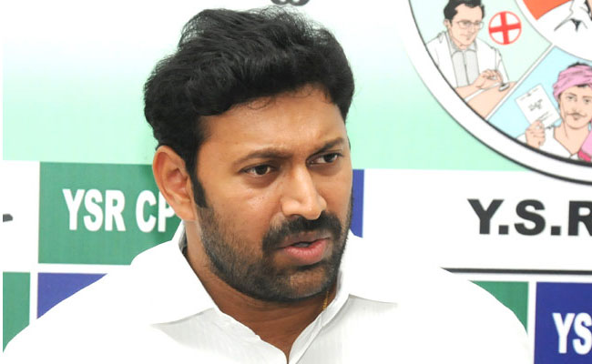 Viveka Case : న్యాయవాదితో కలిసి సీబీఐ కార్యాలయానికి చేరుకున్న అవినాష్‌రెడ్డి