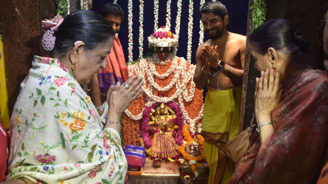 గాయని పి సుశీల తన స్వంత ఊరు విజయనగరం పైడితల్లి ఆలయంలో...