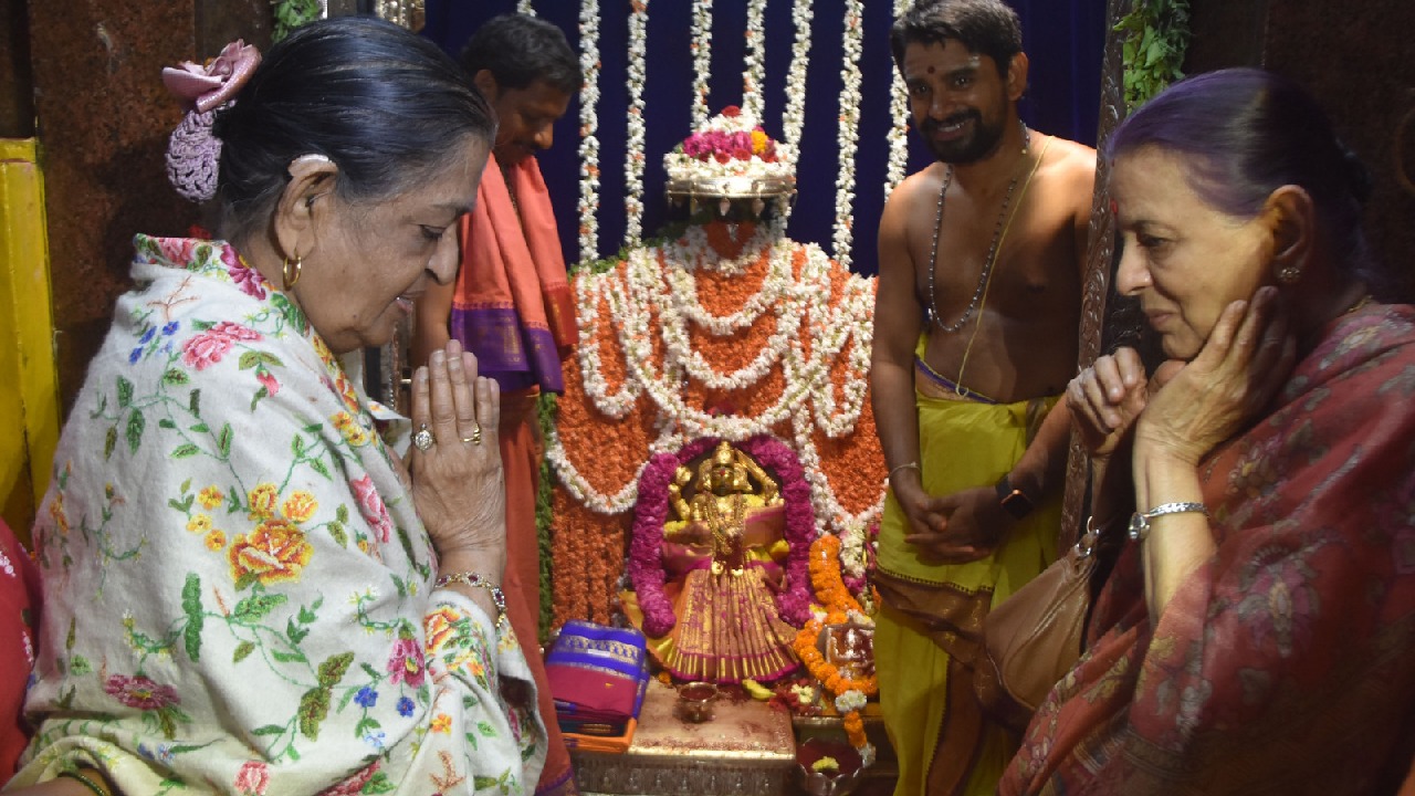 గాయని పి సుశీల తన స్వంత ఊరు విజయనగరం పైడితల్లి ఆలయంలో...