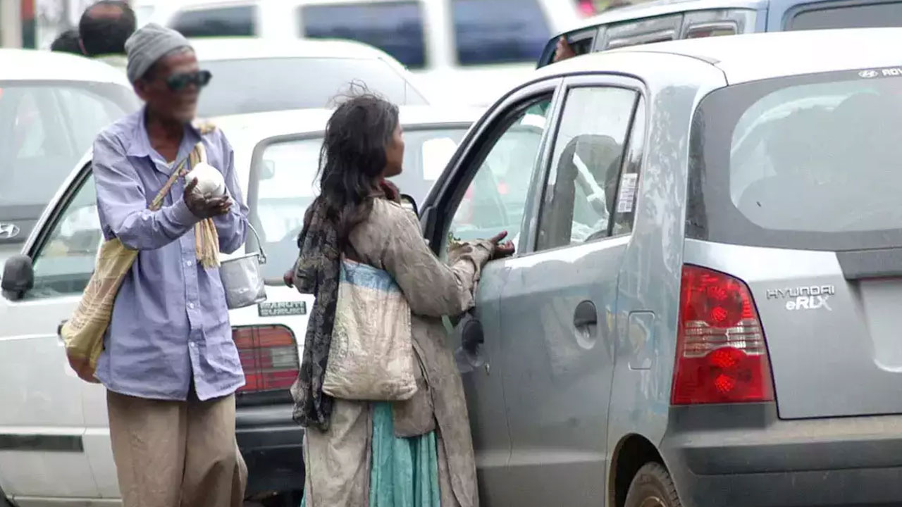 Beggars: బిచ్చగాళ్లకు భారీ షాక్.. ఇకపై ఆ సిటీలో ఎవరైనా అడుక్కుంటే కేసులు పెట్టి జైల్లో వేస్తామంటూ పోలీసుల హెచ్చరిక..!