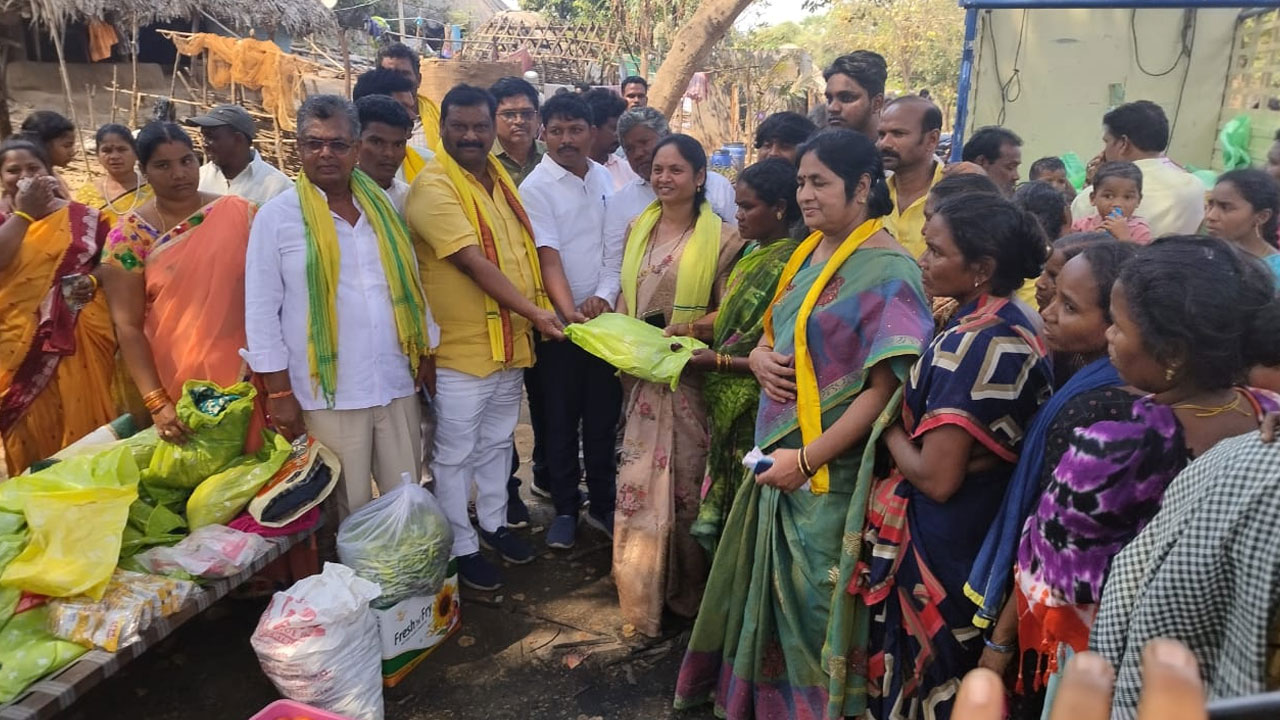 TDP: అగ్ని ప్రమాదంలో ఇళ్లు కోల్పోయిన నిరాశ్రయులకు ఆర్థిసాయాన్ని అందించిన బొరగం శ్రీనివాసులు