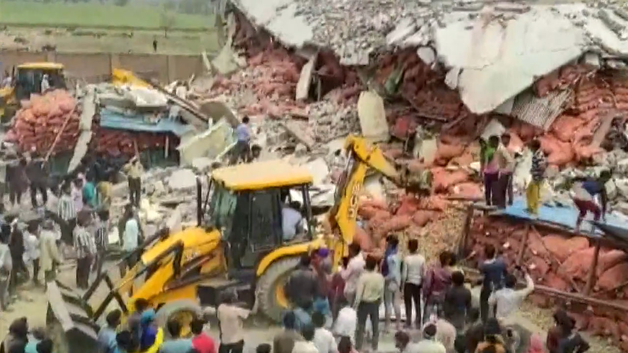 Building Collapse: కూలిన గోదాం.. శిథిలాల కింద చిక్కుకుపోయిన పలువురు ...