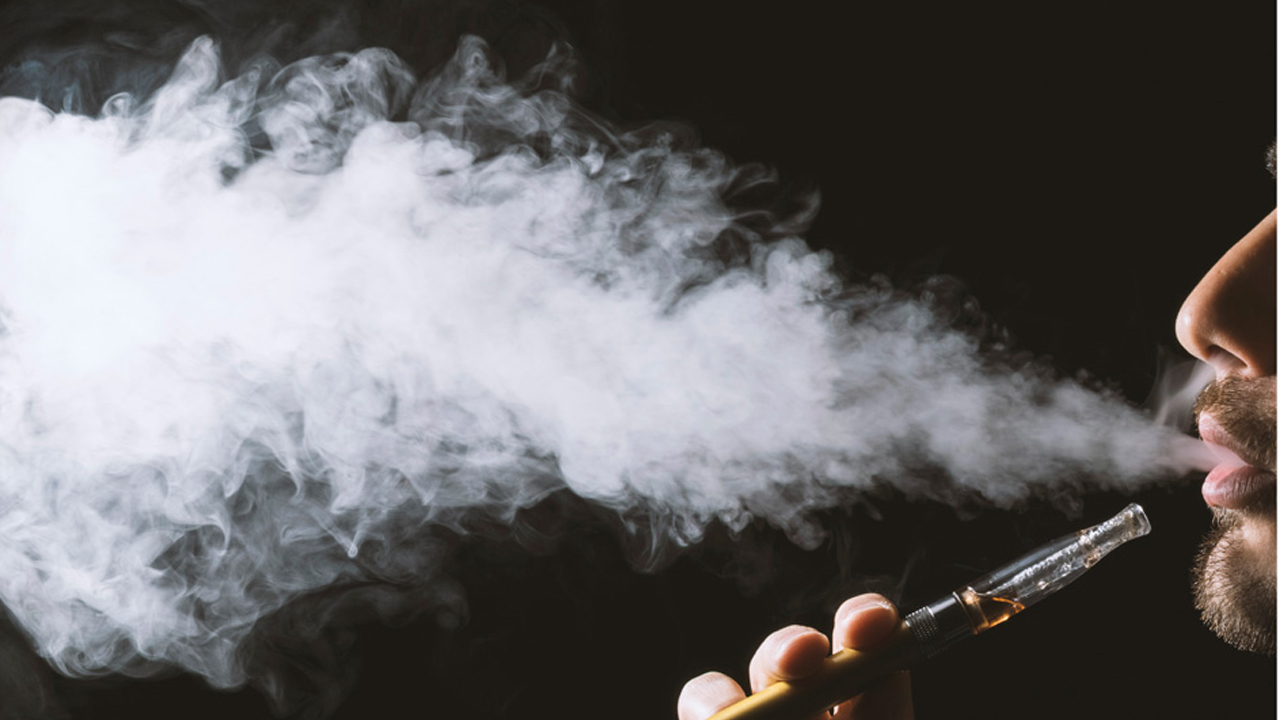 E-cigarettes: కాస్త స్టైల్‌గా కనిపించినా ఇదీ ధూమపానమే.. వీటితో గుండెకు చిల్లు ఖాయం..!