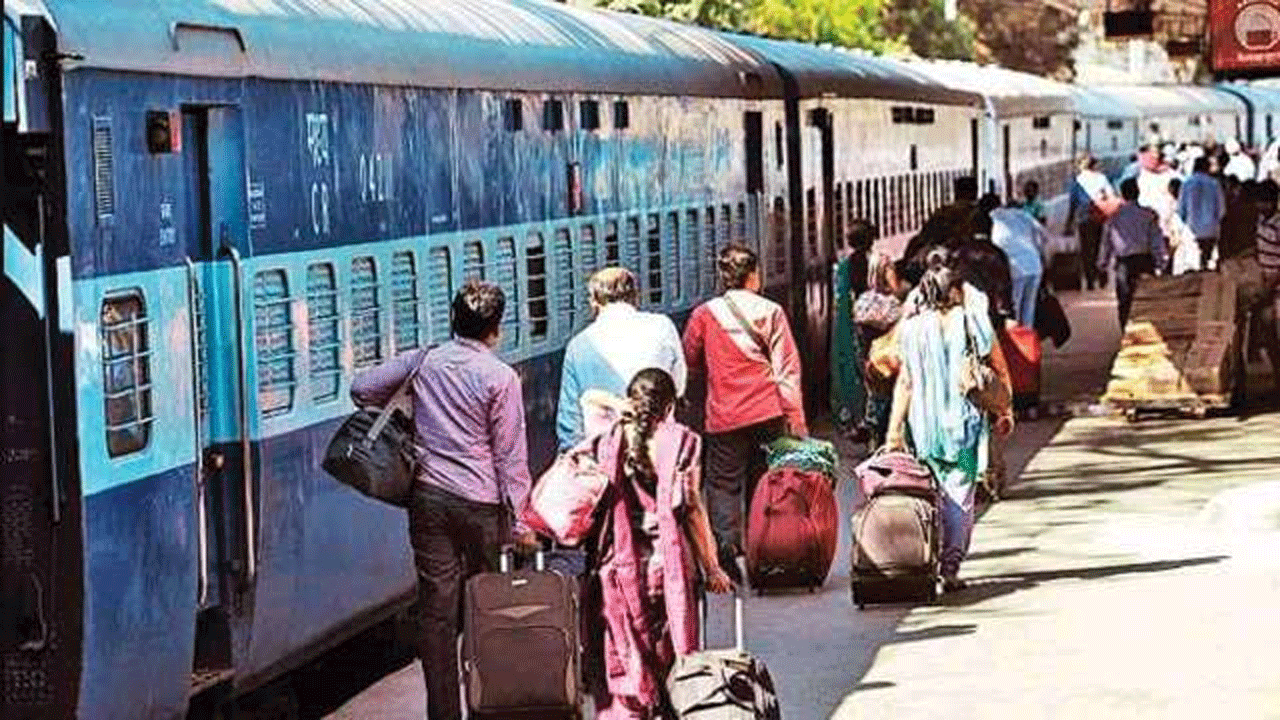 Train Journey Rules: రైలు ప్రయాణాలు చేసే వాళ్లు తప్పక తెలుసుకోవాల్సిన రూల్స్.. రాత్రి 10 తర్వాత టికెట్లను టీటీఈ ఎందుకు చెక్ చేయరంటే..