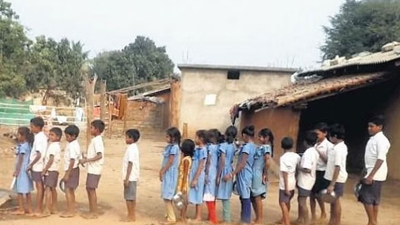 Odisha : నీటి కోసం చిన్నారుల అష్టకష్టాలు