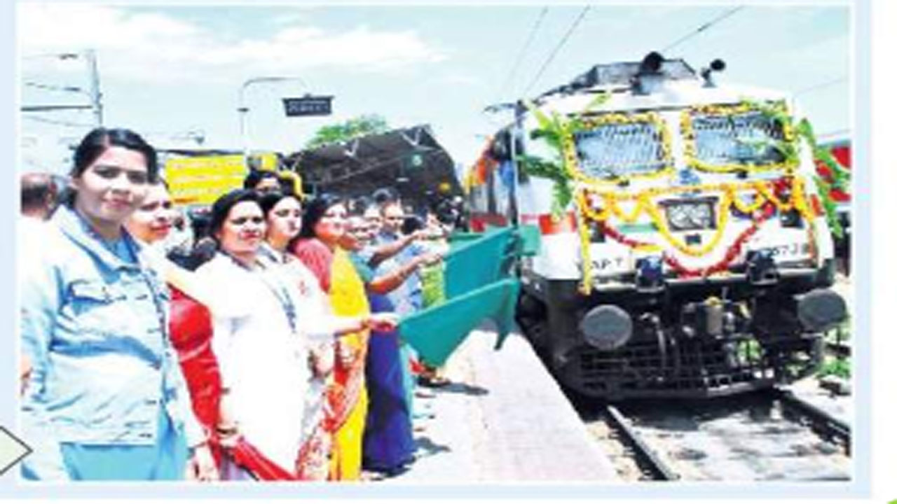 Rajya Rani Express: మహిళా సిబ్బందితో నడిచిన రైలు