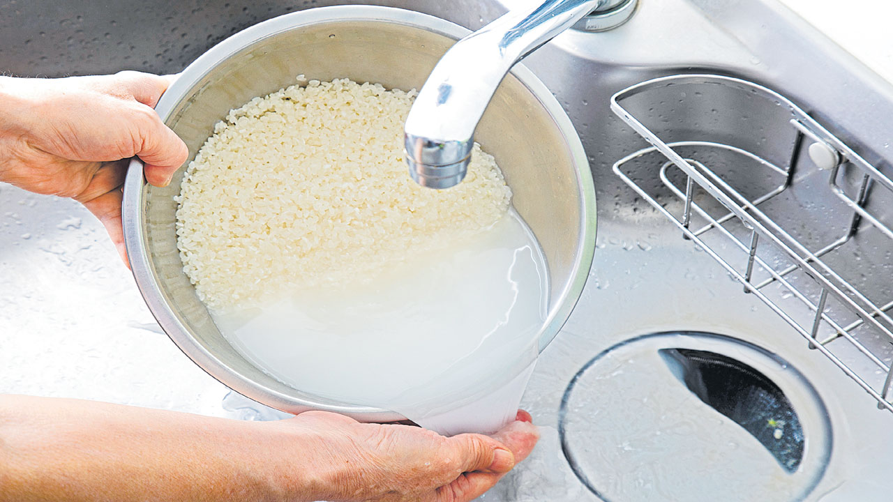 Washed Water Rice Water :బియ్యం కడిగిన నీళ్లు బెస్ట్! | Rice washed water is the ...