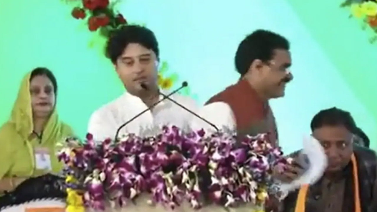 Jyotiraditya Scindia: వేదికపై సింధియా ప్రవర్తనపై... వీడియా వైరల్