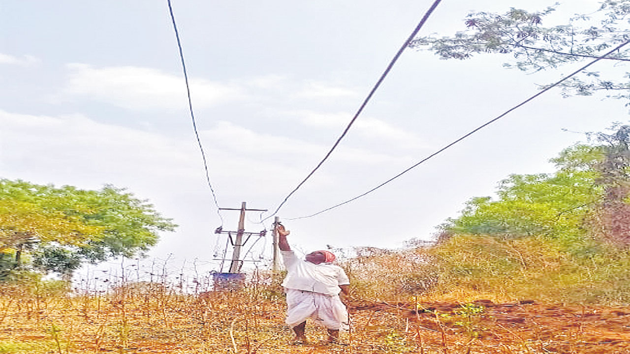 ప్రమాదకరంగా విద్యుత్‌ వైర్లు 