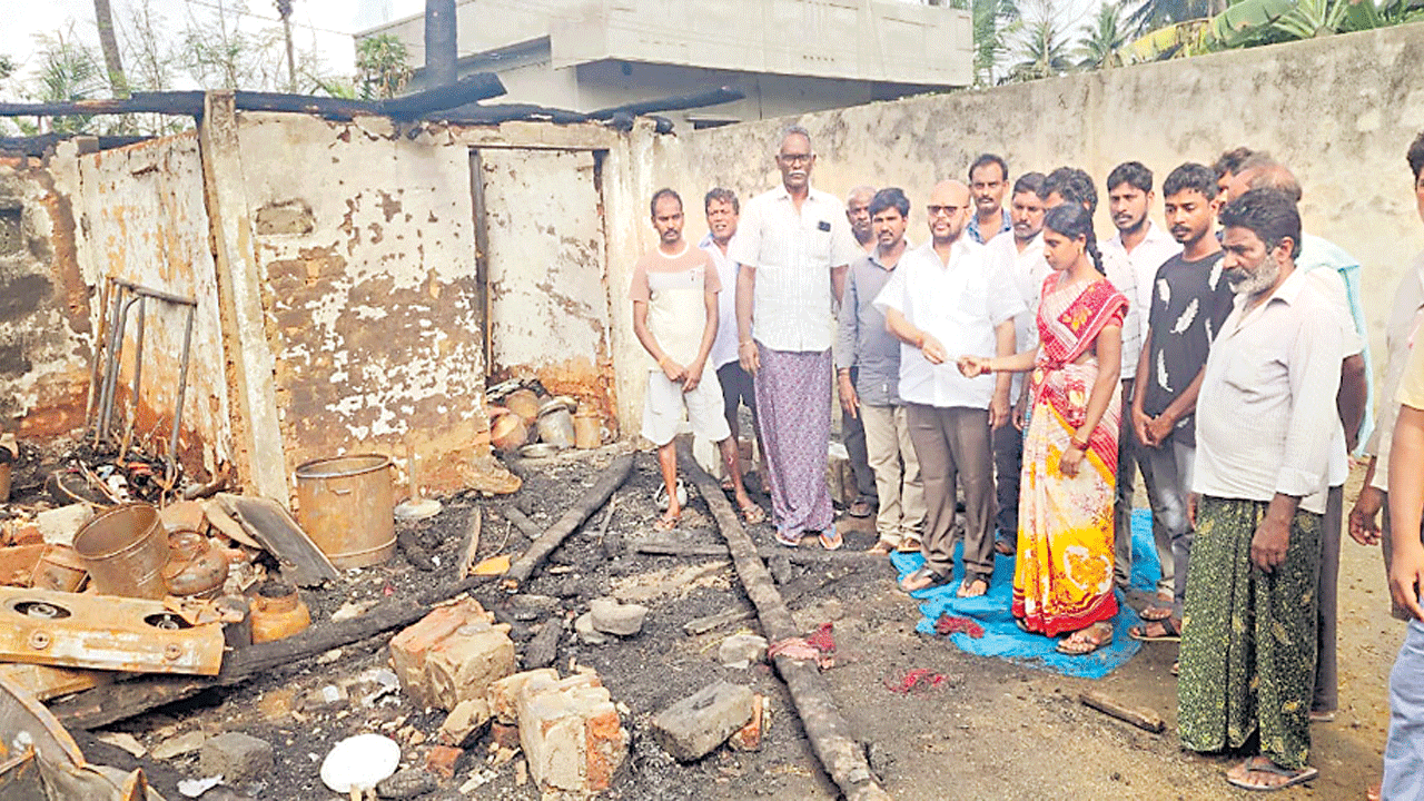 బాధిత కుటుంబాలను ఆదుకోవాలి 